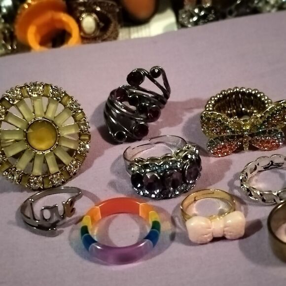 Lot or bundle of 18 different unique statement rings, all in excellent condition - Picture 2 of 16
